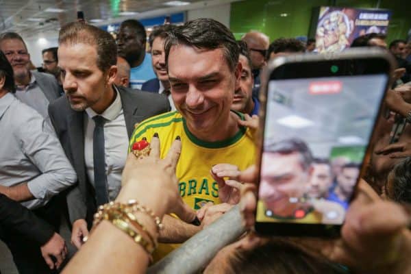 Flávio Bolsonaro enfrenta desafio para escolher vice em meio a negociações políticas