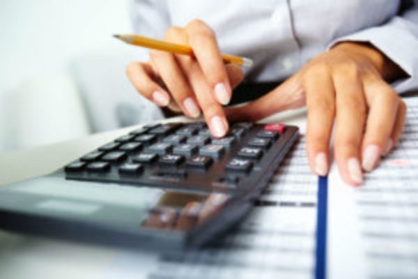 Endividamento Familiar no Brasil se Estabiliza em Abril, mas Sobe 0,9 Ponto em 12 Meses