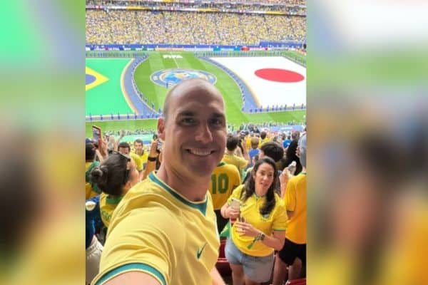 Eduardo Bolsonaro ironiza condenação do STF após jogo do Brasil