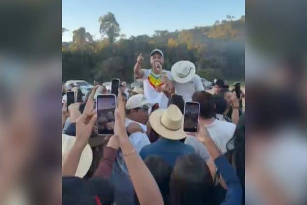 Cleitinho Azevedo canta em evento e expressa desejo de concorrer ao governo de MG
