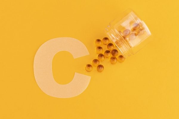 Pesquisa revela ligação entre vitamina C e preservação cerebral em idosos