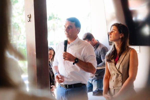 Flávio Bolsonaro busca apoio de Michelle e critica postagem em reunião com mulheres