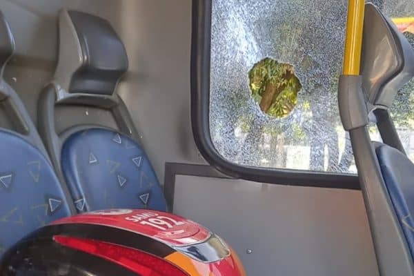 Peça de ferro atravessa janela de ônibus em Taguatinga e fere passageiro