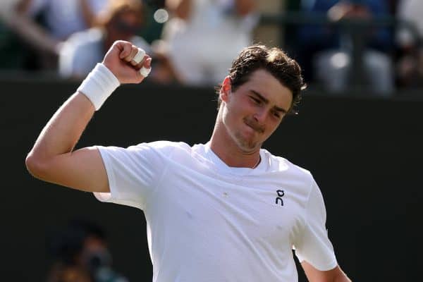 João Fonseca celebra vitória em Wimbledon como uma das maiores da carreira