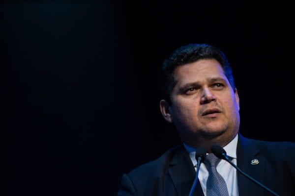 Davi Alcolumbre aponta que transição de 6×1 é extensa e sugere mudança