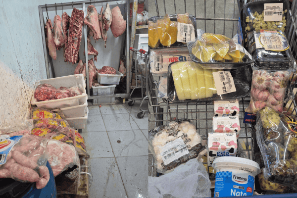 Operação em SP encontra produtos vencidos em supermercado