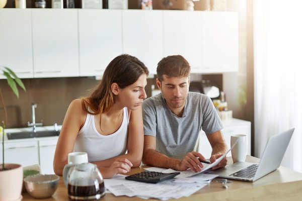 Terapeuta destaca impacto do estresse financeiro na libido dos casais