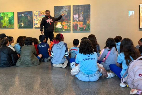 Alunos da EC 209 Sul Exploraram a Exposição Constelações Contemporâneas em Brasília