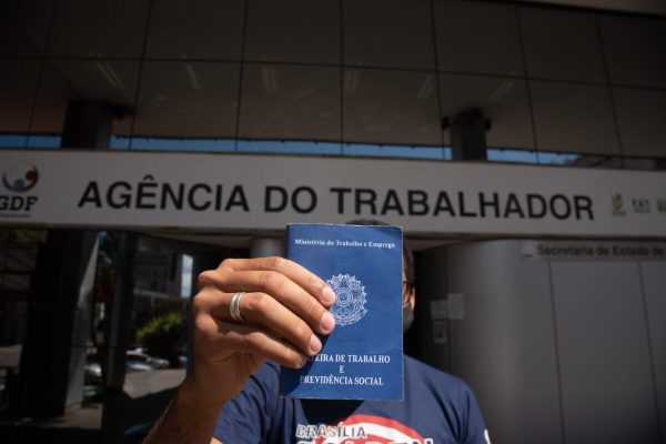 DF oferece 572 vagas de emprego com salários até R$ 3,9 mil nesta quinta-feira