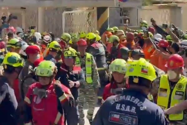Homem é resgatado com vida após 8 dias sob escombros na Venezuela