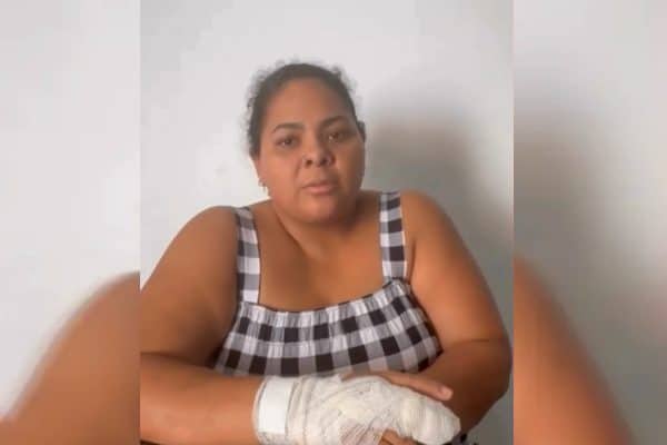 Mulher em Cuiabá perde dedo após maca ceder durante exame em posto de saúde