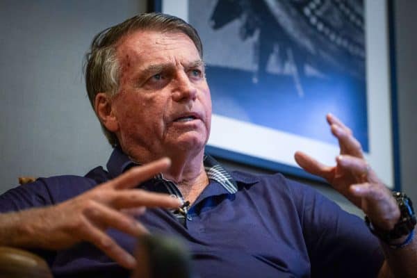 Defesa de Bolsonaro renuncia à pistola apreendida e busca manter prisão domiciliar