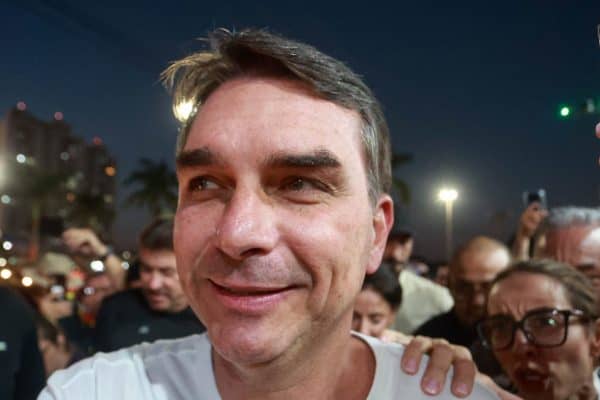 Flávio Bolsonaro antecipa viagem aos EUA e cancela visita à Paraíba