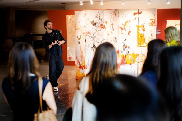 Exposição em Brasília Substitui Algoritmos por Descobertas ao Acaso
