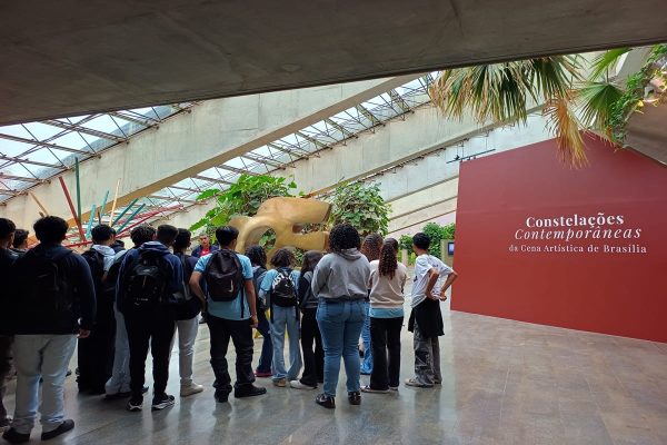 320 alunos do Itapoã visitam a mostra Constelações Contemporâneas