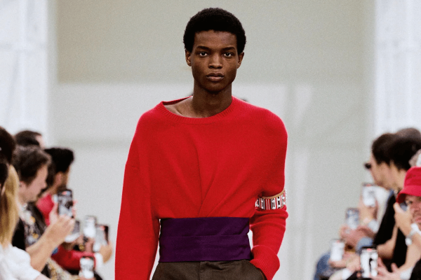 Roxo e vermelho dominam tendências masculinas no Paris Fashion Week 2027