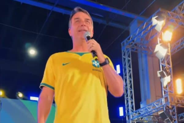 Flávio Bolsonaro planeja defender o Pix em viagem aos EUA