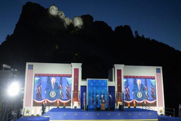 Trump menciona “ameaça comunista” em discurso no Monte Rushmore no 4 de Julho
