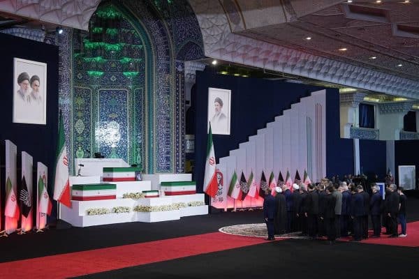Irã inicia funeral de Ali Khamenei com cerimônias até 9 de julho em Mashhad
