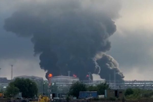 São Petersburgo sofre ataques ucranianos em infraestrutura de petróleo e militar
