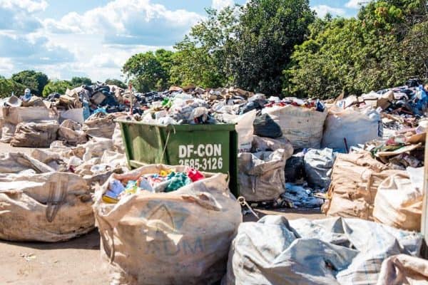 Homem em Teresina acumula lixo em casa e será penalizado