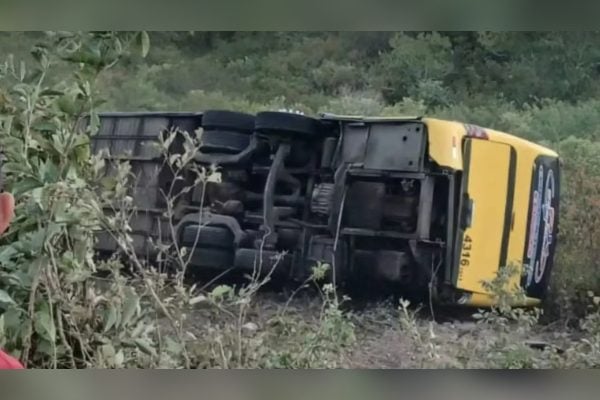 Ônibus com 40 Romeiros Tomba no Ceará: 2 Mortos e Vários Feridos