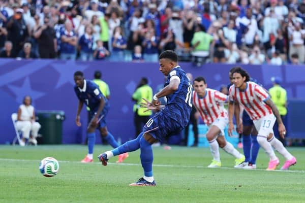 Mbappé marca de pênalti e França lidera contra Paraguai; acompanhe