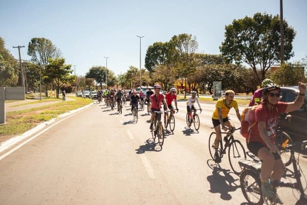 Atletas protestam no Guará contra mortes e atropelamentos de ciclistas