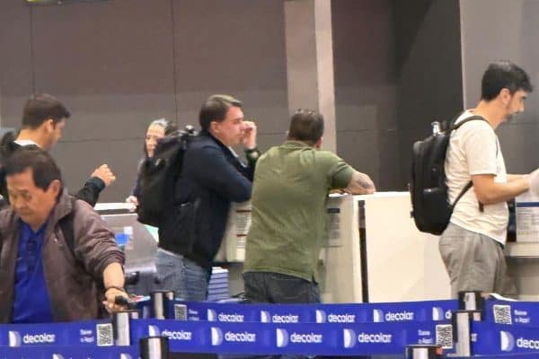 Flávio Bolsonaro viaja para os EUA para audiência sobre tarifaço de 25%