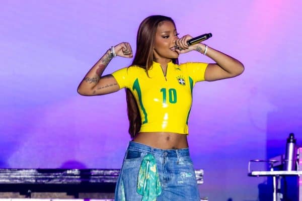 Blusas de látex do Brasil se tornam febre entre celebridades na Copa do Mundo