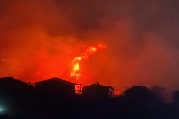Incêndio descontrolado atinge Tessalônica, a segunda maior cidade da Grécia