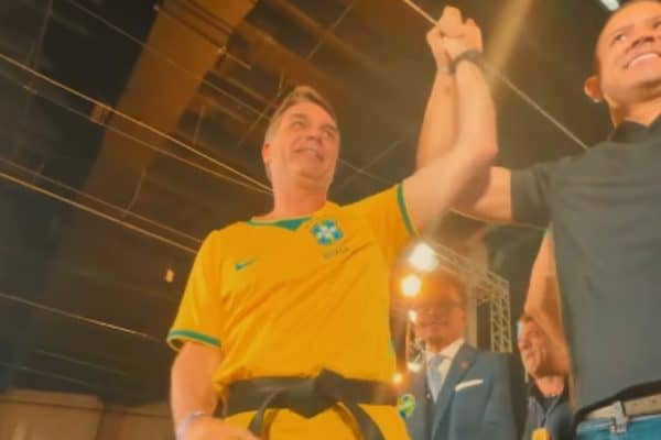 Flávio Bolsonaro enfrenta críticas após carta ao governo Trump