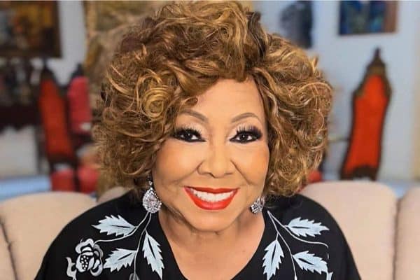 Alcione faz piada após queda em show: “Não sou uma qualquer”