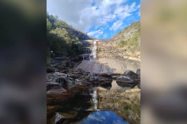 Mulher de 32 anos é resgatada após cair de tobogã de pedra em cachoeira de MG