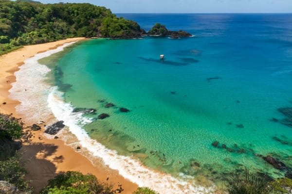 Baía do Sancho e Pontal do Atalaia estão entre as melhores praias do mundo