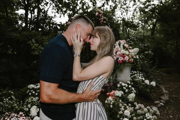 Fãs de Taylor Swift recebem doces do casamento da cantora em Nova York