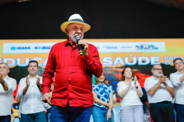 Lula mantém viagens durante defeso e governo adapta-se às regras eleitorais