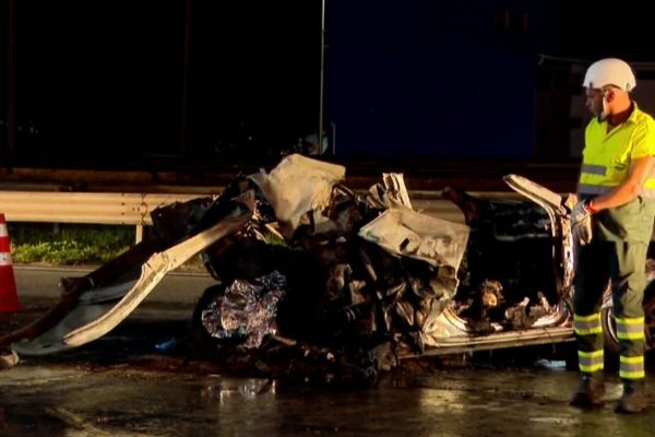 Carro pega fogo em acidente na Castello Branco e deixa 3 mortos
