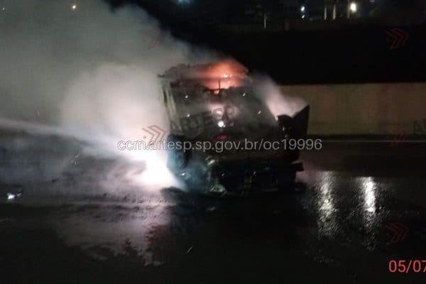 Motorista morre atropelado ao fugir de incêndio após capotagem na Anhanguera