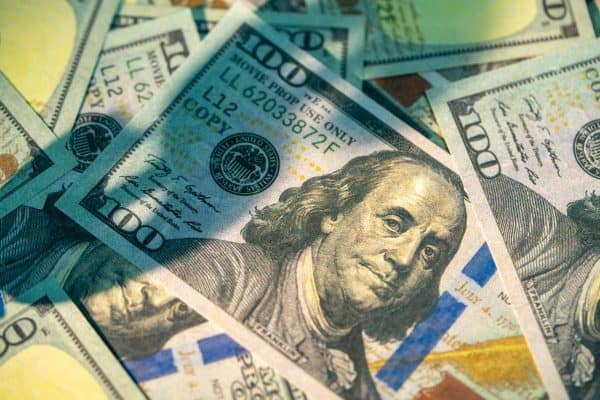 Dólar cai para R$ 5,13 com expectativa por discurso de Flávio nos EUA