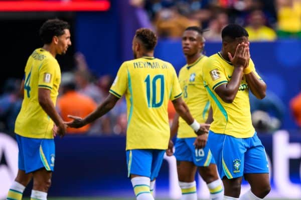 Delegação Brasileira retorna após eliminação na Copa do Mundo