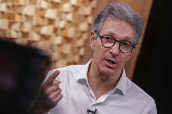 Zema critica operação da PF contra Bolsonaro e sugere foco na esposa de Moraes