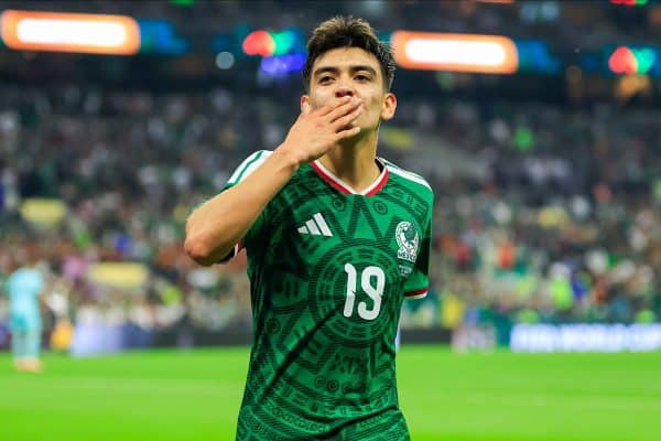Atacante mexicano Gilberto Mora se forma no ensino médio após Copa do Mundo