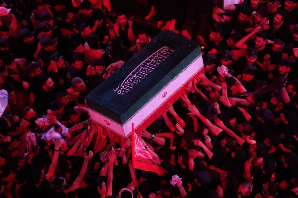 Irã se prepara para enterrar Ali Khamenei em meio a ataques dos EUA