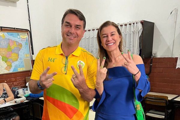 Após crise com Michelle, Flávio Bolsonaro aposta na esposa para atrair eleitorado feminino
