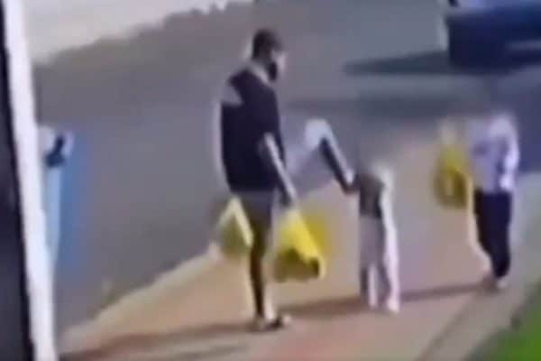 Pai é filmado agredindo filha de 3 anos no Paraná; polícia investiga