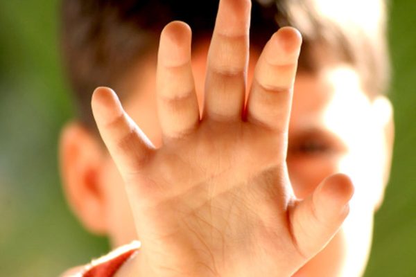 Menino de 3 anos morre após ser espancado pelo pai missionário nos EUA