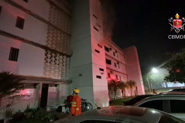 Homem é detido após incendiar apartamento com a mãe dentro em Brasília