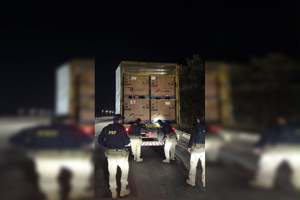 Homem é preso dentro de caminhão dos Correios em Professor Jamil
