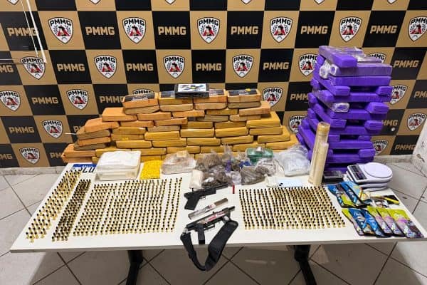 Polícia em MG apreende arsenal de armas e drogas; dois suspeitos presos